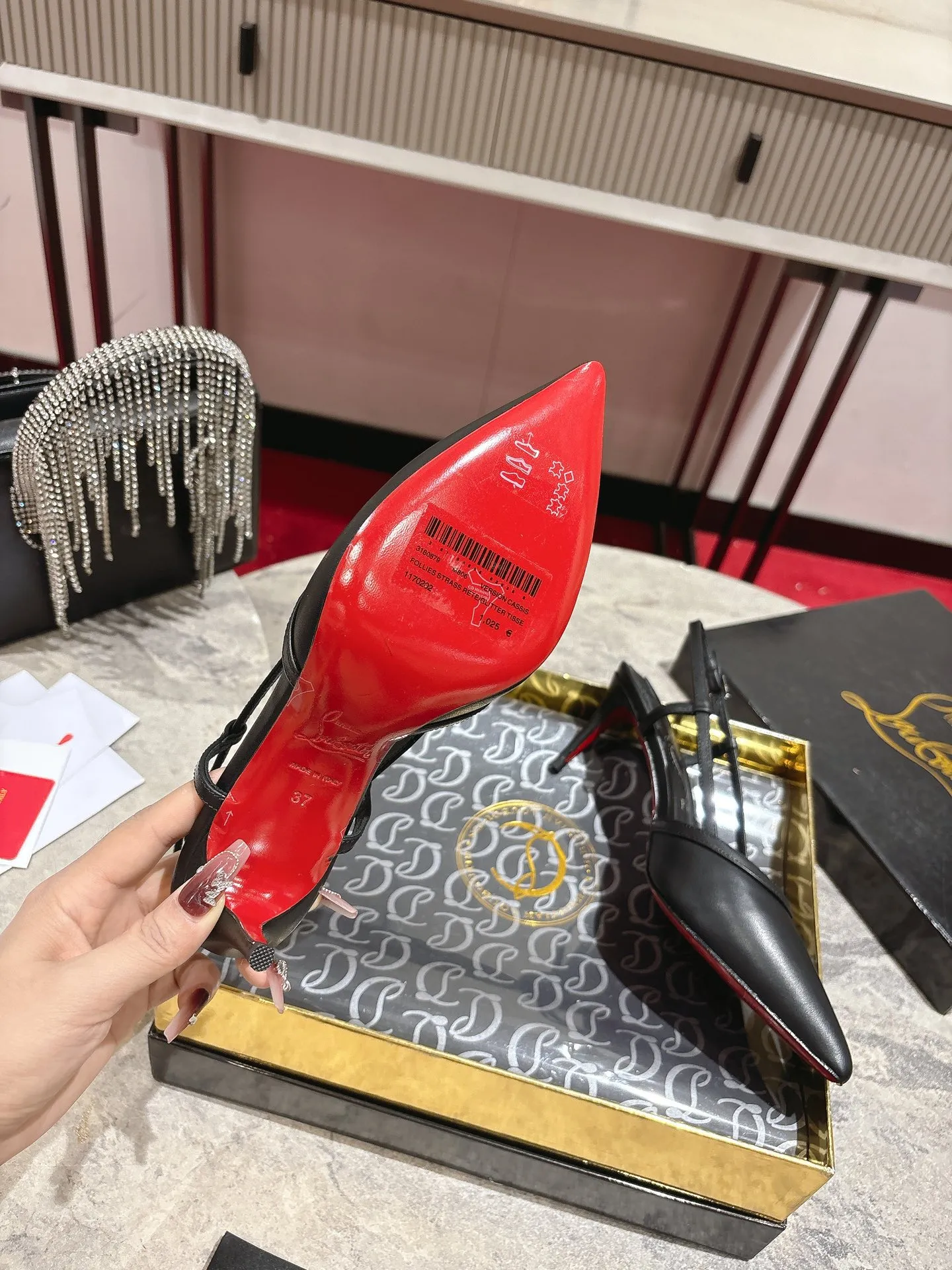 👟👟Ex-factory price 600👟👟 🆑❥∙Back empty sandals🦋✪ꫛꫀw.✔︎ Featuring a slightly pointed toe and slim straps, this model is crafted in white calfskin with a 65mm heel height and added hand-placed crystals on the front. It features our signature Louboutin red sole with Christian Louboutin's signature and heart-shaped stamped logo on the insole. Size: 34 yards - 42 yards (34.40.41.42. Customized, non-refundable and non-exchangeable‼️) Heel height: 6.5cm Color: white black